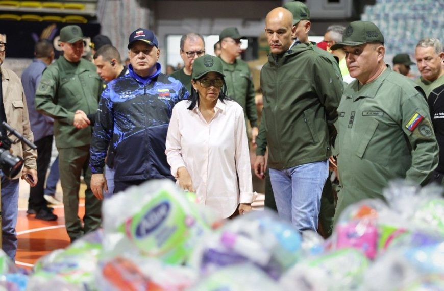 (VENEZUELA) PRESIDENTA ENCARGADA RECORRE CENTRO DE ACOPIO EN LA GUAIRA