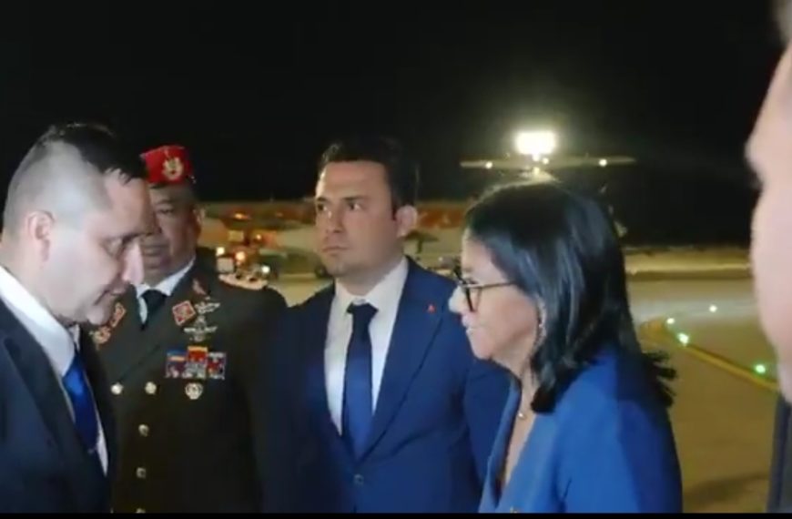 (MUNDO) PRESIDENTA ENCARGADA LLEGÓ A TÜRKIYE PARA DARLE CONTINUIDAD A SU AGENDA INTERNACIONAL