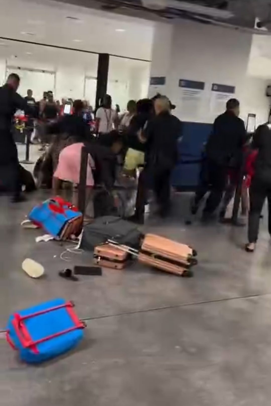 (EEUU) ¡DE LOCURA! MASIVA TRIFULCA SE REGISTRÓ EN FLORIDA TRAS LA LLEGADA…