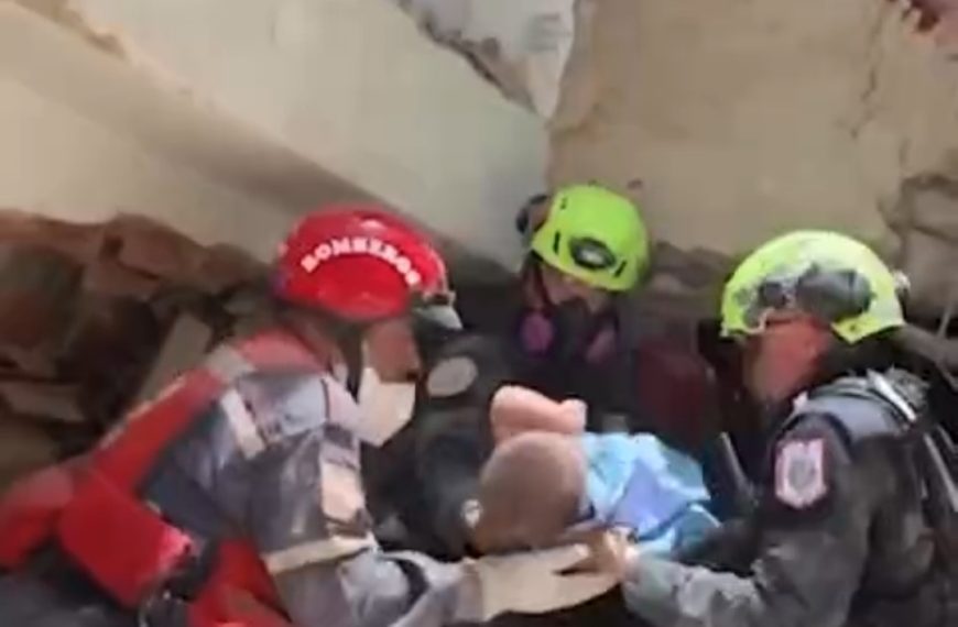 (VENEZUELA) ¡HAY ESPERANZA! RESCATAN A BEBÉ ENTRE LOS ESCOMBROS (+VIDEO)