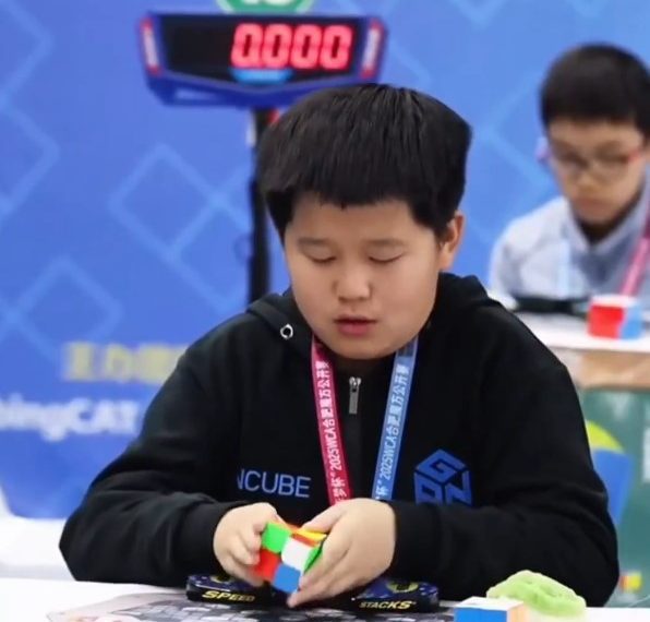 (CHINA) ¡RECORD MUNDIAL! NIÑO DE 7 AÑOS LOGRA MARCA INTERNACIONAL AL RESOLVER UN CUBO DE RUBIK EN 0,39 SEGUNDOS (+VIDEO)