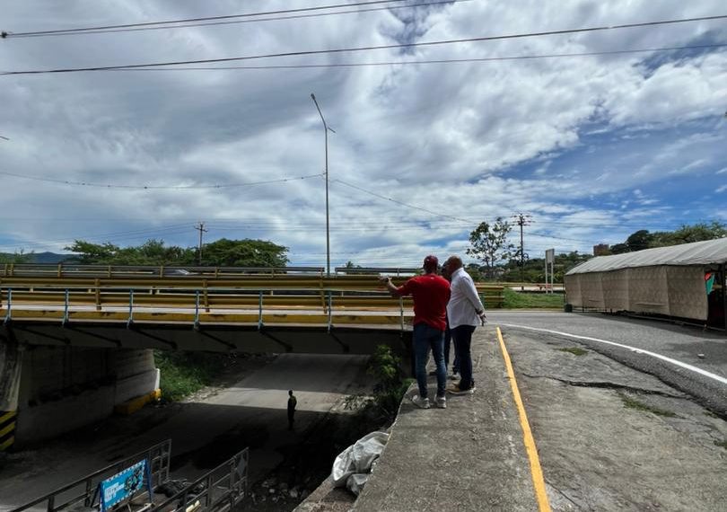 (VENEZUELA) REFUERZAN TRABAJOS DE RECUPERACIÓN EN PUENTE YACURAL CON DESPLIEGUE DE MAQUINARIA PESADA Y MATERIALES
