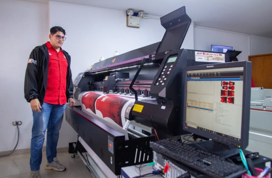 (VENEZUELA) GOBERNADOR REYES REYES DOTÓ DE NUEVAS MAQUINARIAS A LA EMPRESA PRENDAS Y TEXTILES LARA