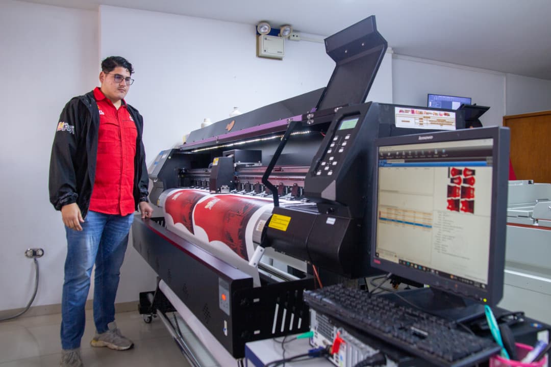 (VENEZUELA) GOBERNADOR REYES REYES DOTÓ DE NUEVAS MAQUINARIAS A LA EMPRESA PRENDAS…