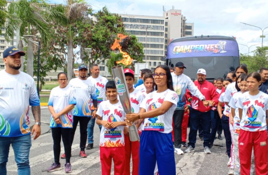 (VENEZUELA) MÁS DE 400 ATLETAS ESTUDIANTILES ENCENDIERON LA ANTORCHA DE LOS XX JUEGOS DEPORTIVOS