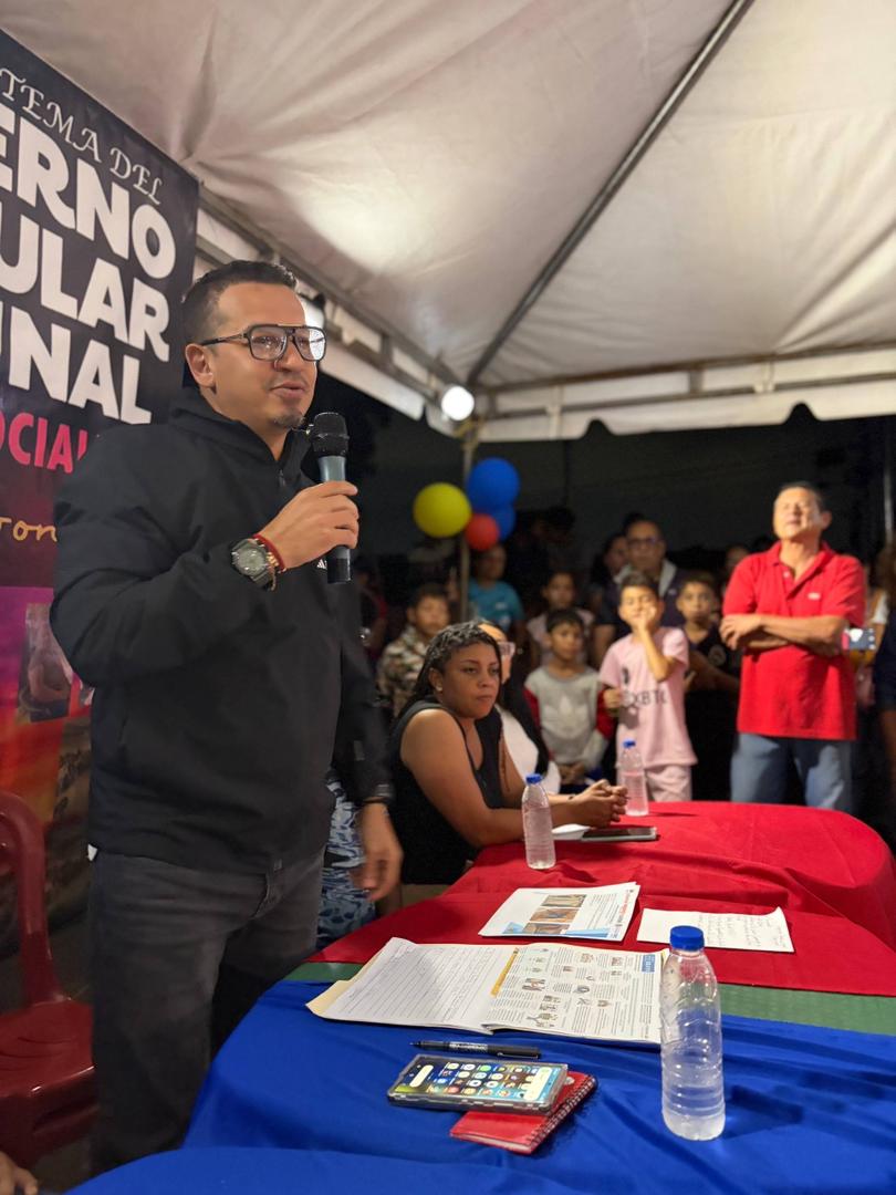 (VENEZUELA) EN ASAMBLEA NOCTURNA: ALCALDE YANYS AGÜERO ESCUCHA PROPUESTAS DE LA COMUNA…