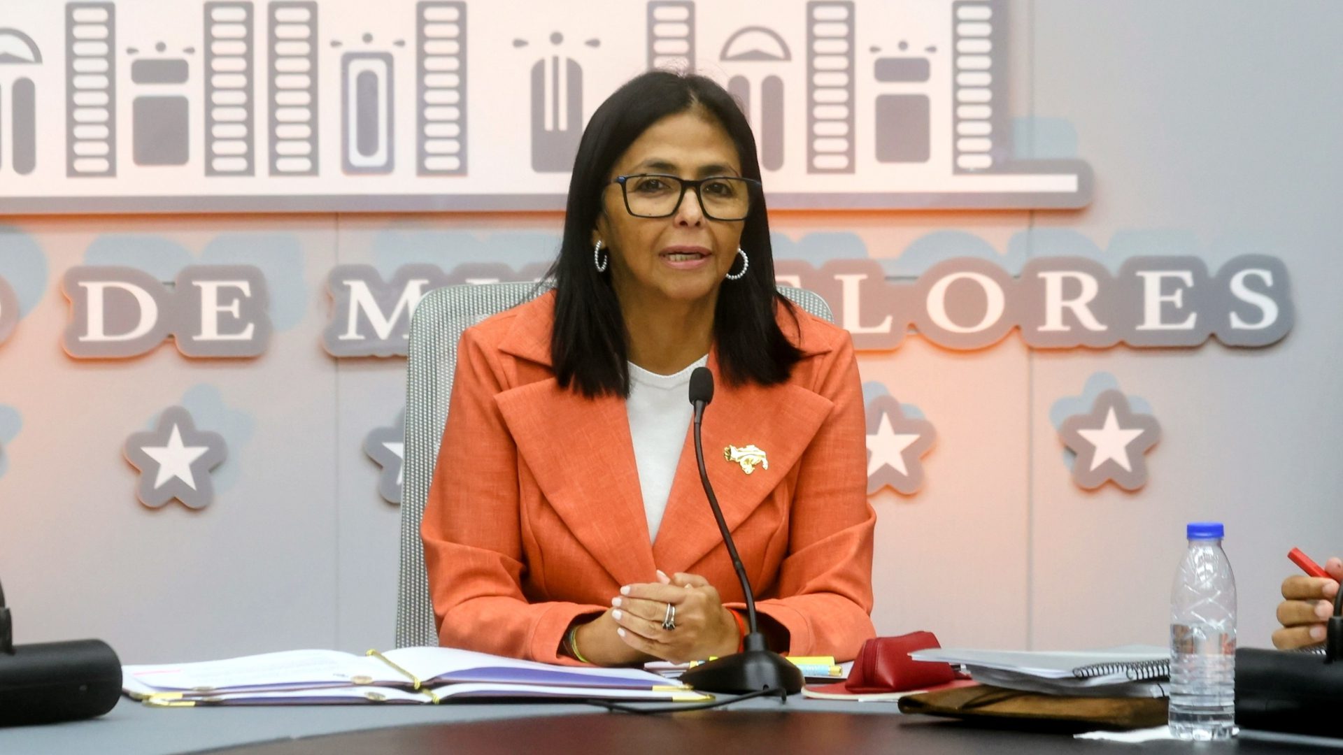 (VENEZUELA) PRESIDENTA ENCARGADA REGRESÓ AL PAÍS LUEGO DE SU GIRA POR INDIA…