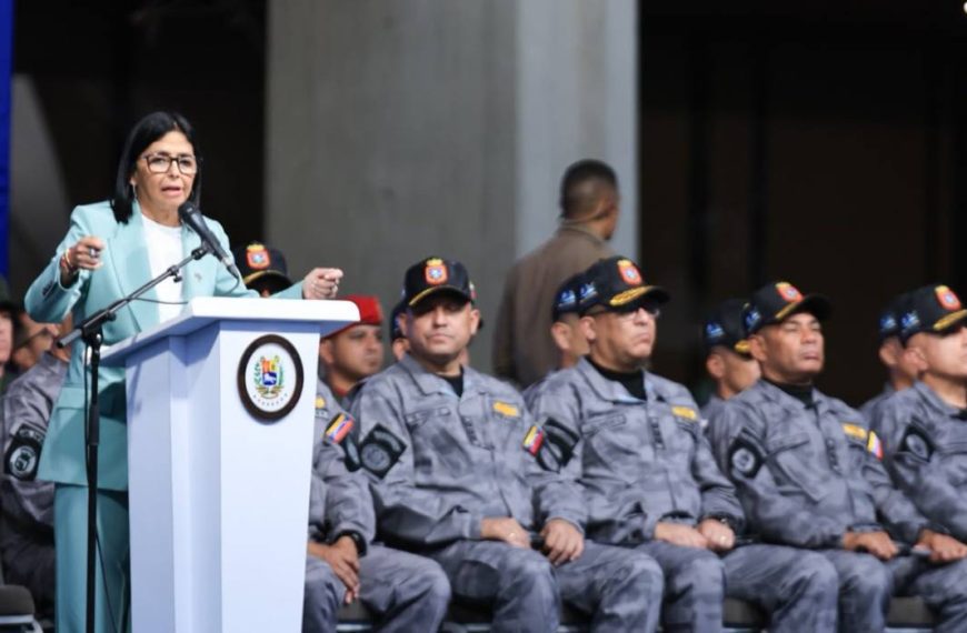 (VENEZUELA) EJECUTIVO IMPULSA PLAN NACIONAL DE LECTURA BICENTENARIA EN CAMPAMENTOS TRANSITORIOS