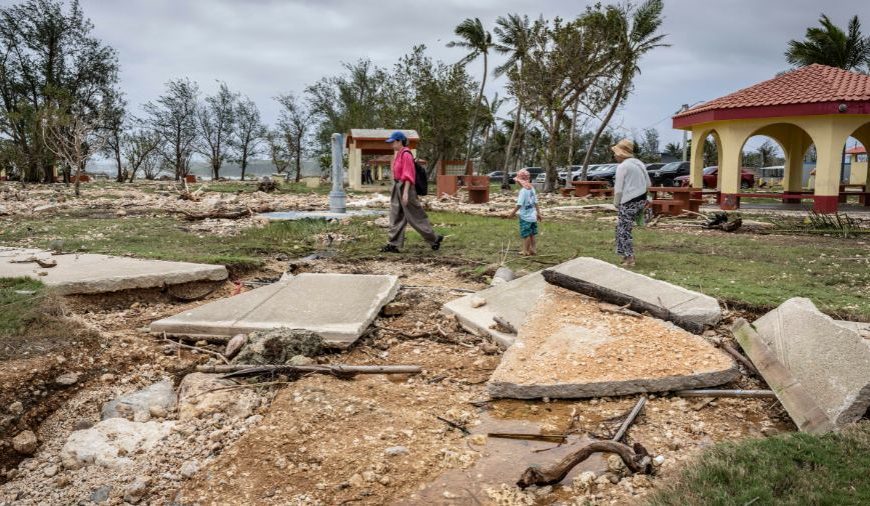 (EEUU) SUPERTIFÓN DEJA SIN ELECTRICIDAD A MILES DE PERSONAS EN TERRITORIOS DEL PACÍFICO
