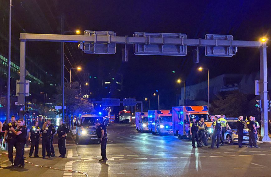 (ALEMANIA) AUTOMÓVIL ARROLLA A UNA MULTITUD EN BERLÍN Y DEJA VARIOS HERIDOS