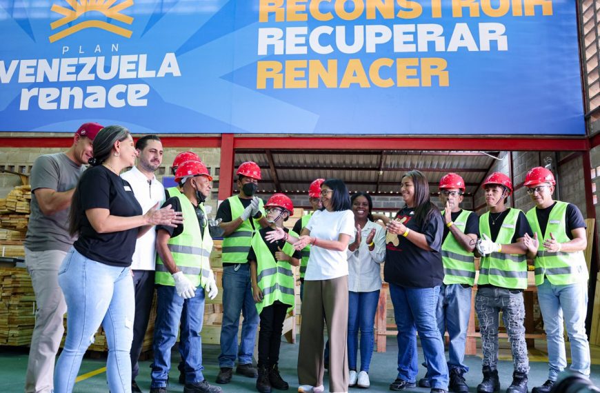 (VENEZUELA) PRESIDENTA DELCY RODRÍGUEZ INSPECCIONÓ CARPINTERÍA COMUNAL PARA EL PLAN VENEZUELA RENACE