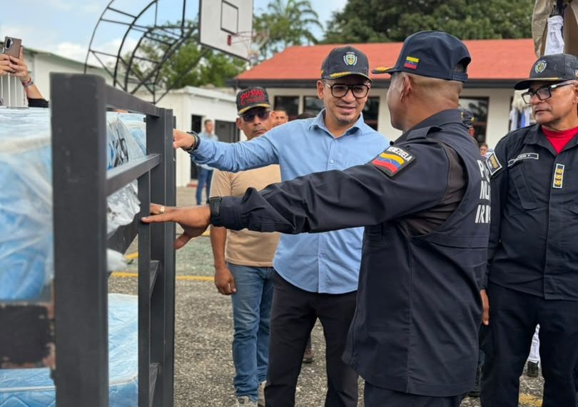 (VENEZUELA) ALCALDE YANYS AGÜERO ENTREGA DOTACIÓN A LA POLICÍA DE IRIBARREN Y CONDECORA A BOMBEROS QUE REALIZARON LABORES DE RESCATE EN TUCACAS Y LA GUAIRA