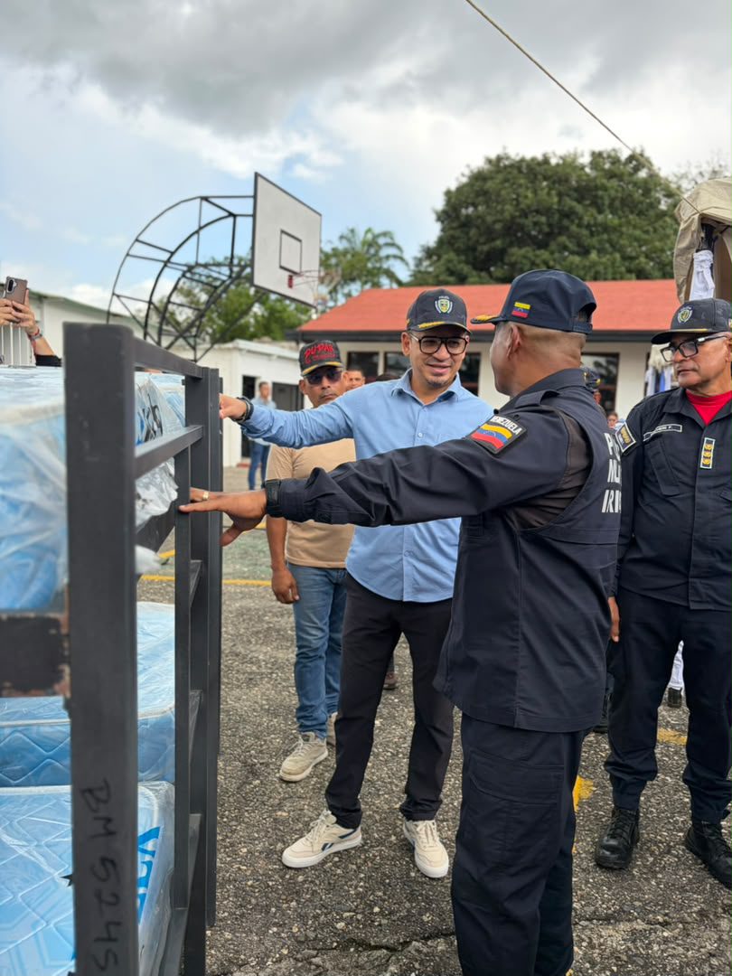 (VENEZUELA) ALCALDE YANYS AGÜERO ENTREGA DOTACIÓN A LA POLICÍA DE IRIBARREN Y…