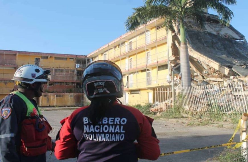 (VENEZUELA) BLOQUE 9 DE EDIFICIO EN GUARENAS SE DERRUMBA PARCIALMENTE LUEGO DEL DOBLE TERREMOTO (+VIDEO)
