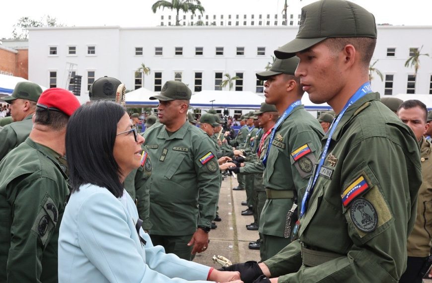 (VENEZUELA) PRESIDENTA ENCARGADA ENCABEZÓ ACTO DE CONMEMORACIÓN DE LOS 215 AÑOS DE LA INDEPENDENCIA Y GRADUACIÓN DE NUEVOS OFICIALES DE LA UMBV