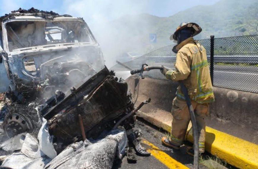 (MÉXICO) 11 FALLECIDOS SE REPORTAN TRAS APARATOSO CHOQUE ENTRE UN CAMIÓN Y VARIOS VEHÍCULOS