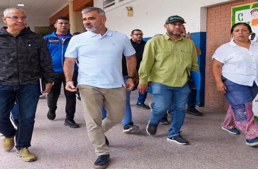 (VENEZUELA) MINISTRO PADRINO LÓPEZ SUPERVISÓ ATENCIÓN A MÁS EN 100 FAMILIAS EN CAMPAMENTO TRANSITORIO DEL LICEO ANDRÉS BELLO