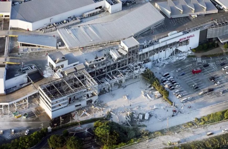 (JAPÓN) TERREMOTO DE 7,1 DE MAGNITUD DEJA A VARIOS CIUDADANOS ATRAPADOS EN UN CENTRO COMERCIAL