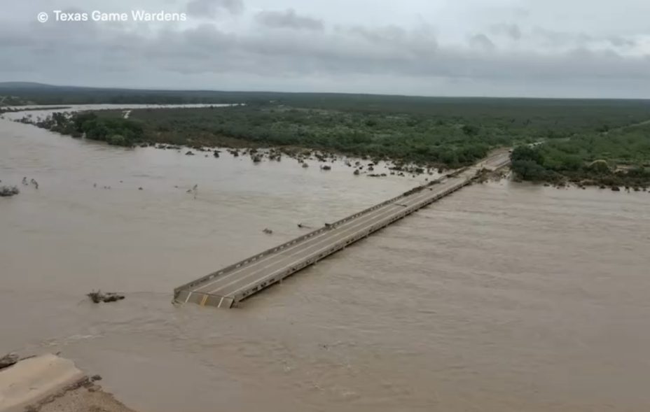 (EEUU) INUNDACIONES CAUSAN COLAPSO DE PUENTE EN TEXAS (+VIDEO)