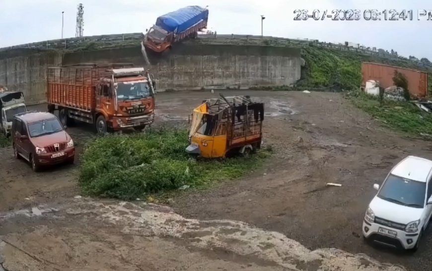 (INDIA) ¡IMÁGENES SENSIBLES! HOMBRE MURIÓ CUANDO RESULTÓ APLASTADO POR SU PROPIO CAMIÓN (+VIDEO)