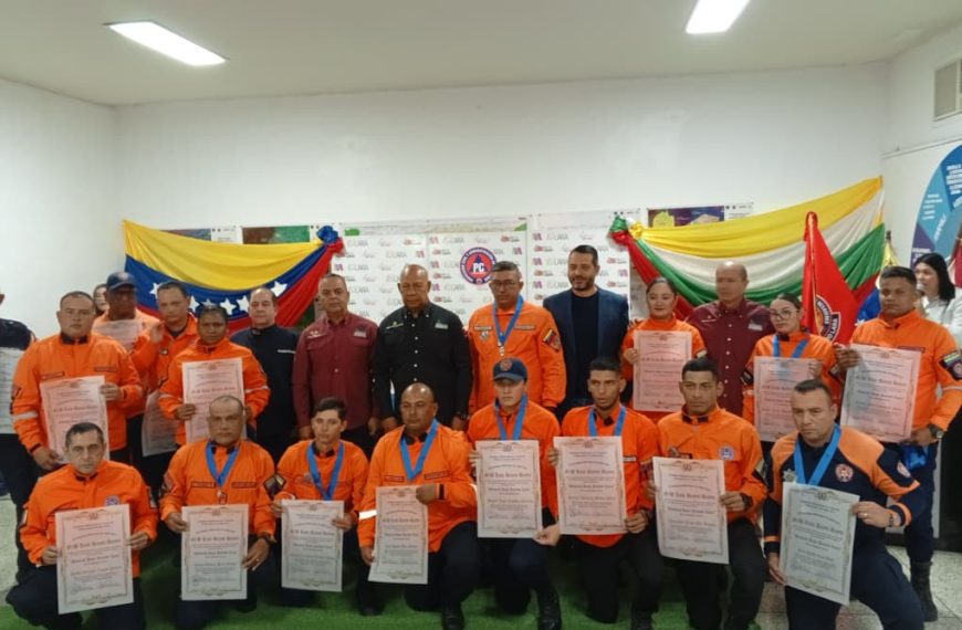 (VENEZUELA) GOBERNADOR REYES REYES CONDECORÓ A NUESTROS HÉROES Y HEROÍNAS DE PROTECCIÓN CIVIL QUE HICIERON LABOR DE RESCATE EN LA GUAIRA Y FALCÓN