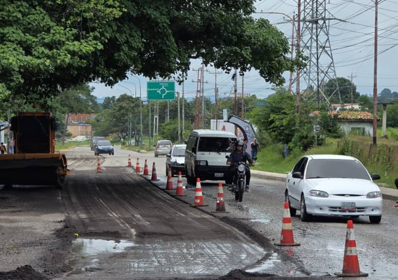 (VENEZUELA) ALCALDÍA DE PALAVECINO INICIÓ TRABAJOS DE ASFALTADO EN AVENIDA TEREPAIMA DE AGUA VIVA