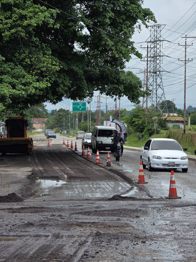 (VENEZUELA) ALCALDÍA DE PALAVECINO INICIÓ TRABAJOS DE ASFALTADO EN AVENIDA TEREPAIMA DE&hellip;