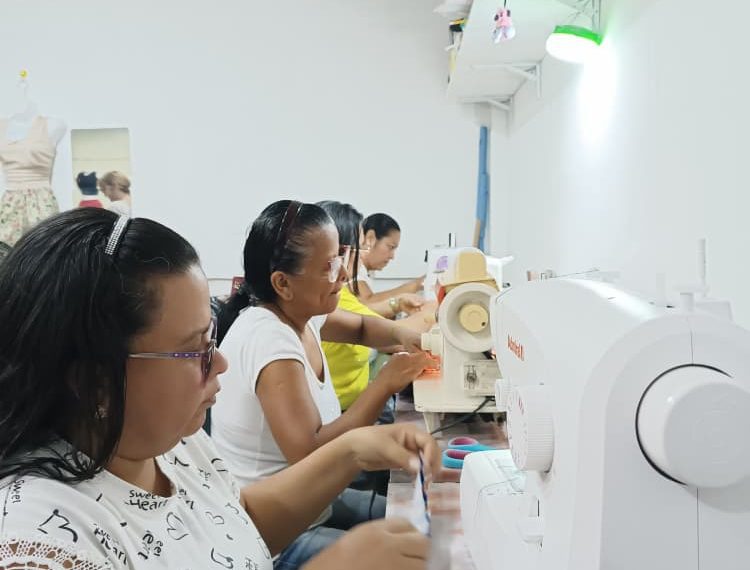 (VENEZUELA) HILOS DE SOLIDARIDAD: COSTURERAS DEL FONFIP CONFECCIONAN PIJAMAS PARA NIÑOS AFECTADOS POR LOS SISMOS