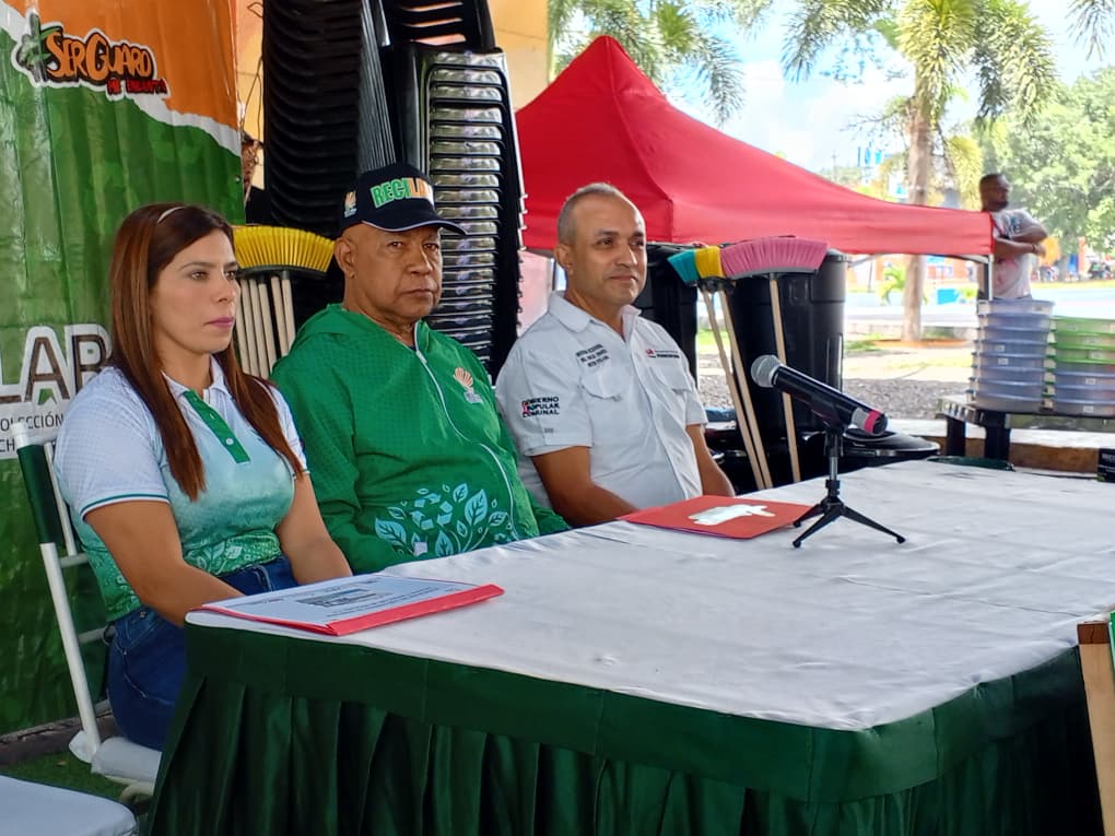 (VENEZUELA) ANIVERSARIO DE RECILARA: GOBERNADOR REYES REYES ENTREGÓ IMPLEMENTOS PARA COMITÉS DE…