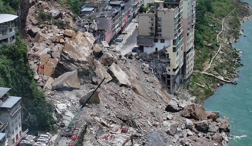 (CHINA) 8 FALLECIDOS Y 30 DESAPARECIDOS HAN SIDO REPORTADOS TRAS DESLIZAMIENTO DE TIERRA EN EL CENTRO DEL PAÍS
