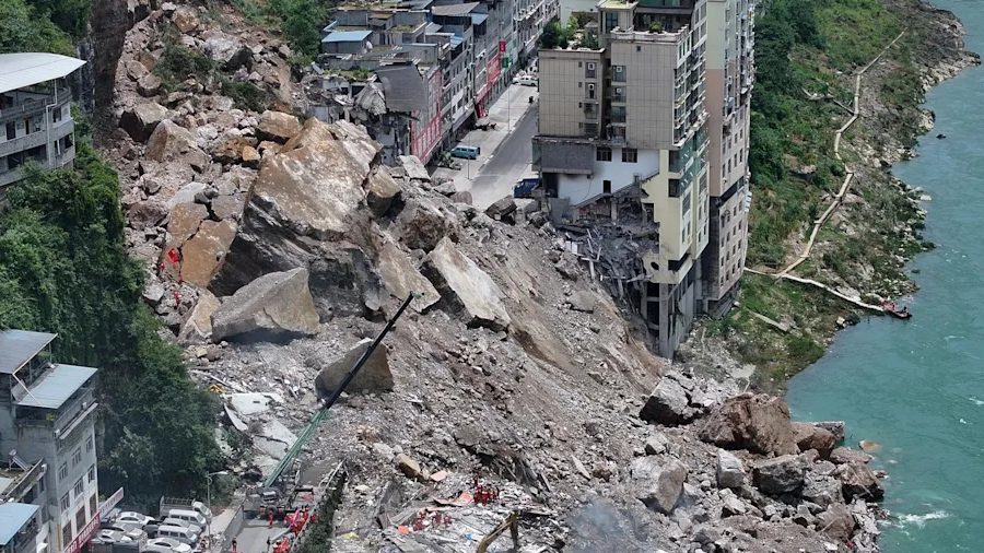 (CHINA) 8 FALLECIDOS Y 30 DESAPARECIDOS HAN SIDO REPORTADOS TRAS DESLIZAMIENTO DE…