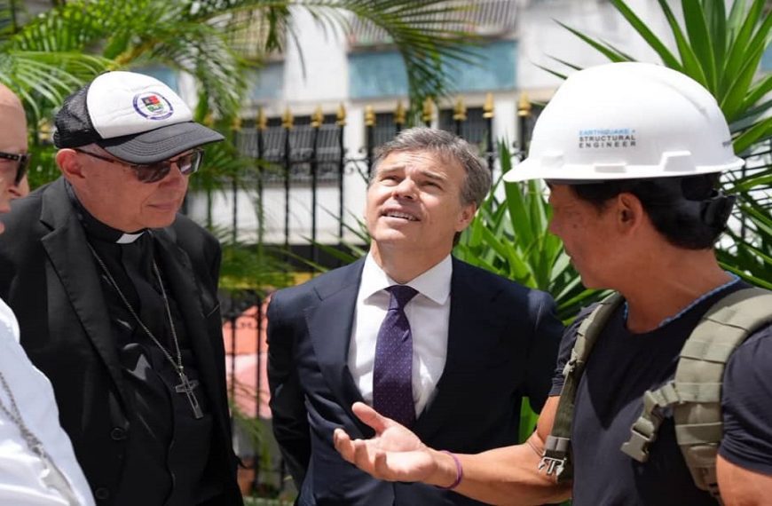 (VENEZUELA) ENCARGADO DE NEGOCIOS DE EEUU Y EL ARZOBISPO DE CARACAS INSPECCIONAN TEMPLOS TRAS LOS SISMOS