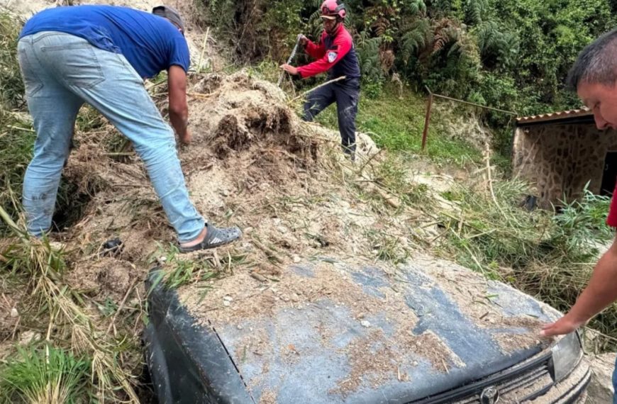 (VENEZUELA) DESLIZAMIENTO DE TIERRAS EN LA COLONIA TOVAR DEJA TAPIADOS 3 AUTOMÓVILES