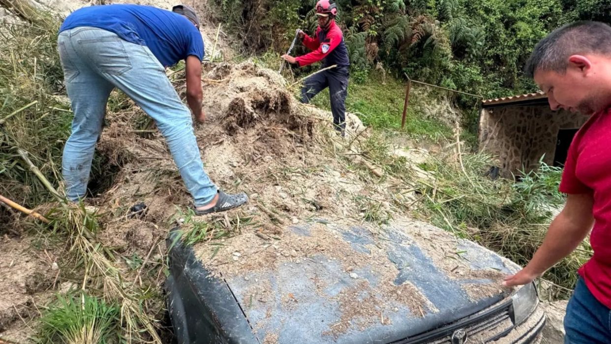 (VENEZUELA) DESLIZAMIENTO DE TIERRAS EN LA COLONIA TOVAR DEJA TAPIADOS 3 AUTOMÓVILES
