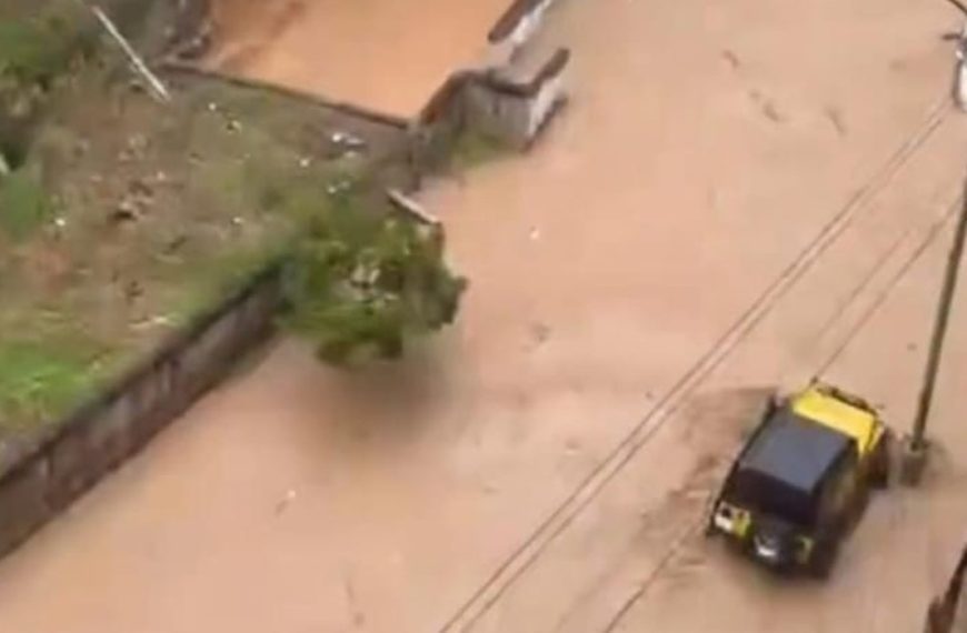 (VENEZUELA) LLUVIAS CAUSAN DESBORDAMIENTO DE LA QUEBRADA SANTA ISABEL EN EL ESTADO MIRANDA