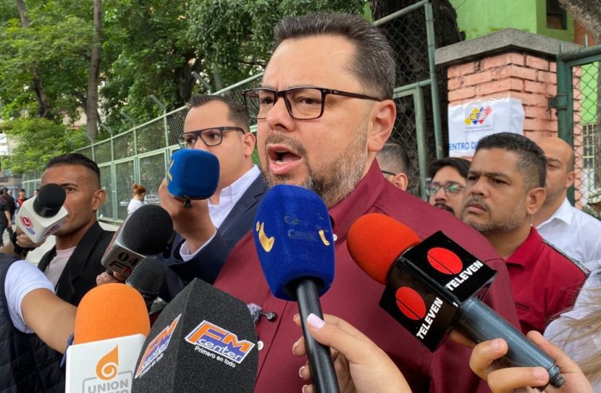 (VENEZUELA) DIPUTADO ANTONIO ECARRI SALE EN DEFENSA DE SU PROPUESTA DE DOLARIZACIÓN EN EL PAÍS