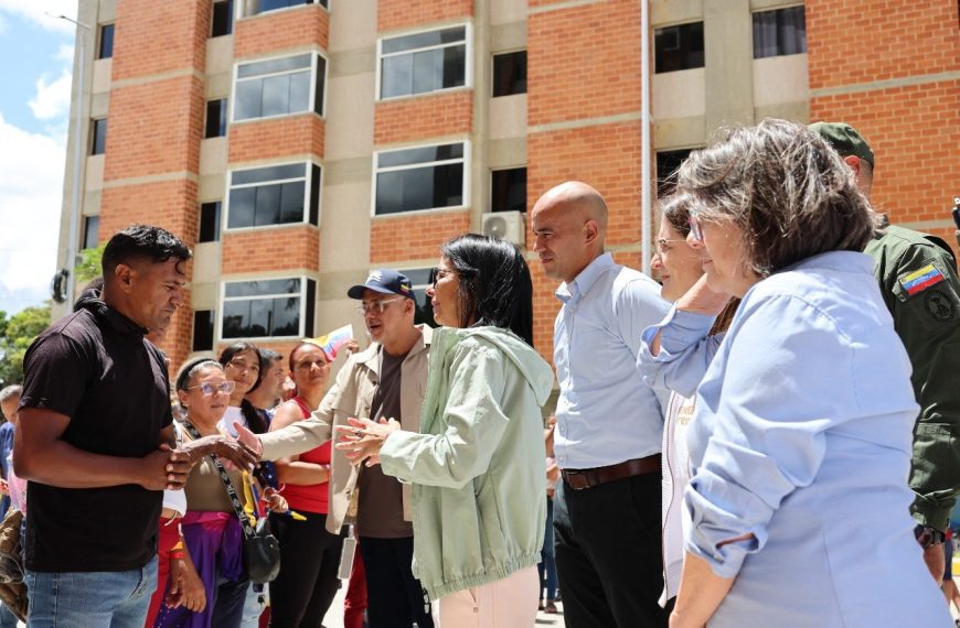 (VENEZUELA) PRESIDENTA DELCY RODRÍGUEZ ENTREGÓ NUEVAS VIVIENDAS EN CARACAS A FAMILIAS AFECTADAS POR EL DOBLETE SÍSMICO