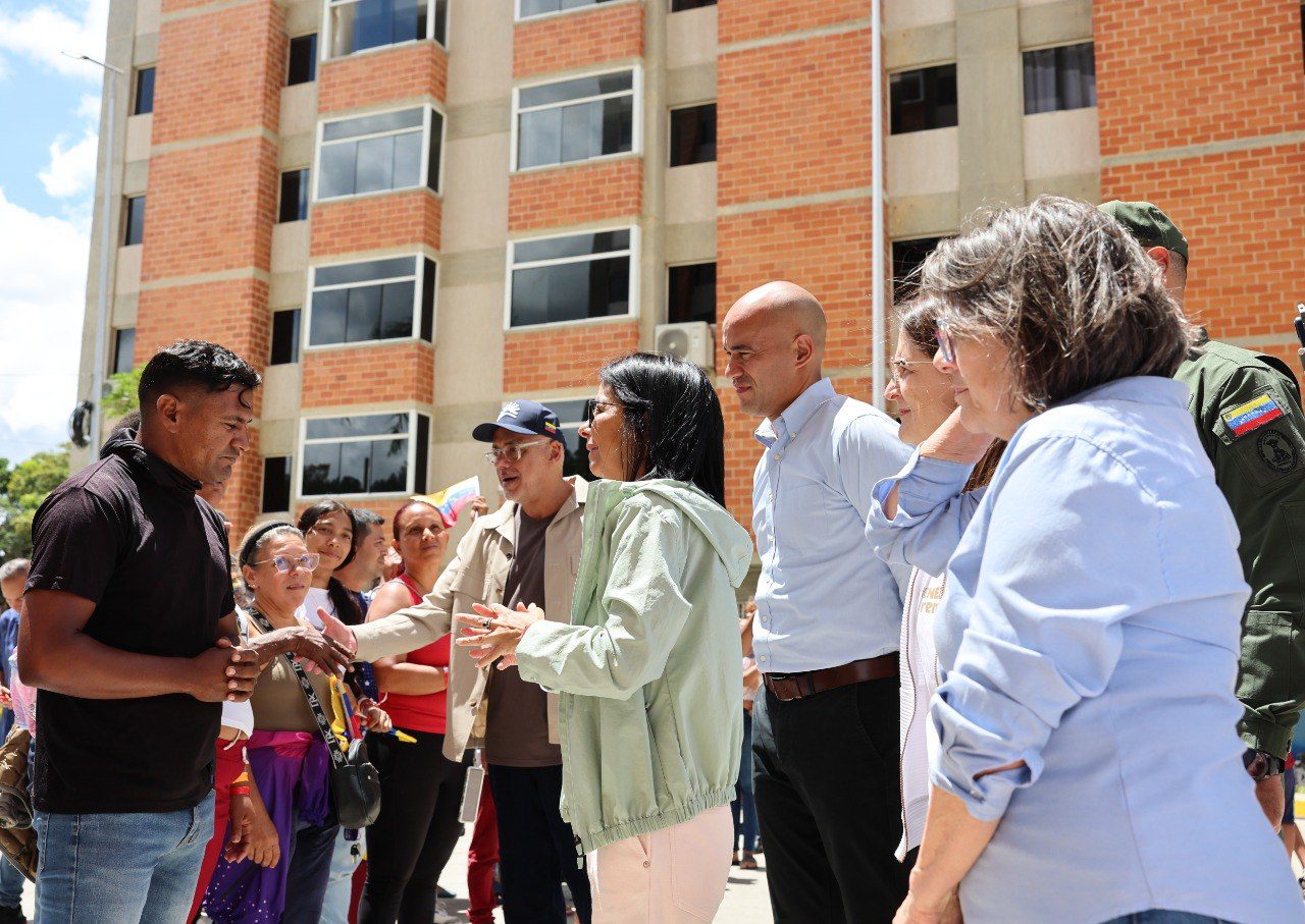 (VENEZUELA) PRESIDENTA DELCY RODRÍGUEZ ENTREGÓ NUEVAS VIVIENDAS EN CARACAS A FAMILIAS AFECTADAS…