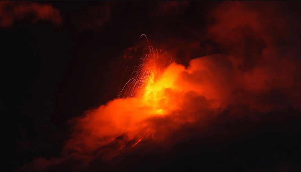 (GUATEMALA) DECLARAN ALERTA NARANJA ANTE POTENTE ERUPCIÓN DEL VOLCÁN DE FUEGO