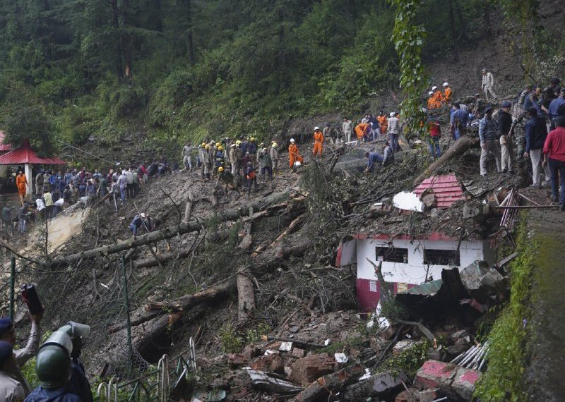 (INDIA) 7 FALLECIDOS Y 7 HERIDOS DEJ DESLIZAMIENTO DE TIERRA EN BOMBAY