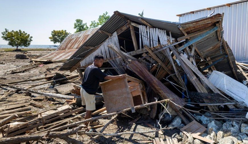 ‎(INDONESIA) TERREMOTO HA DEJADO 87 FALLECIOS Y MÁS DE 150 MIL DESPLAZADOS