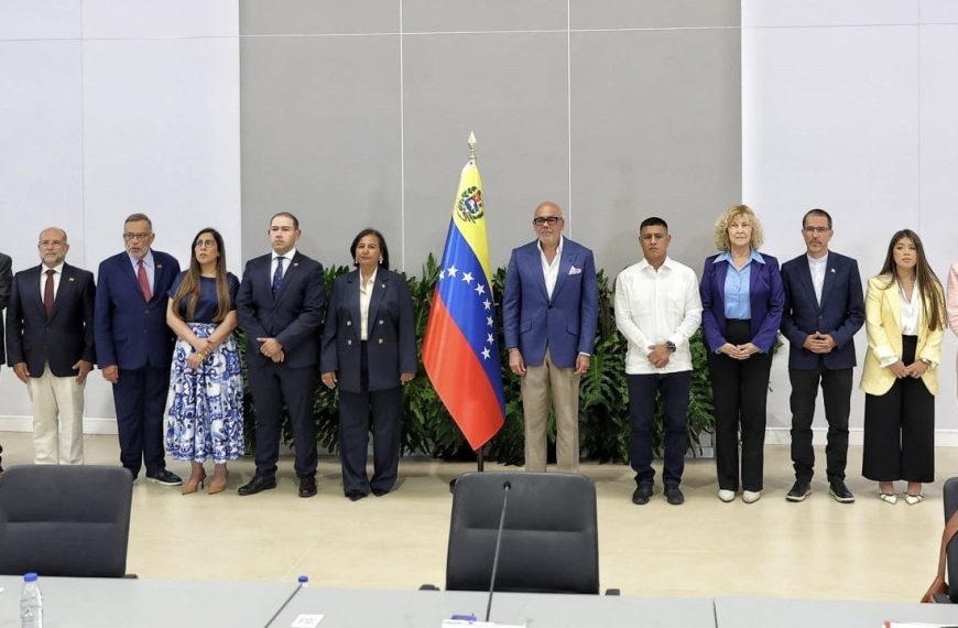 (VENEZUELA) EJECUTIVO NACIONAL E INTEGRANTES DE LA AN 2015 RETOMARON CONTACTO EN MESA DE DIÁLOGO