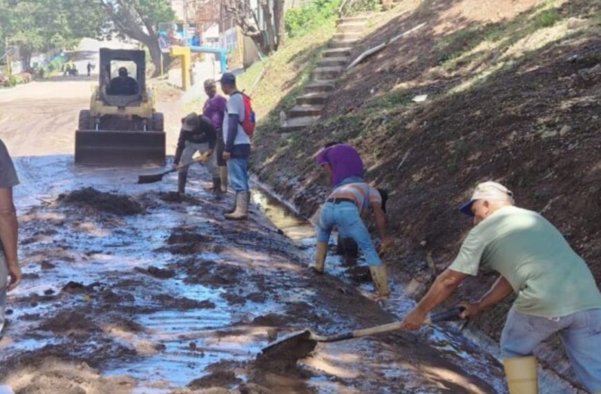 (VENEZUELA) DESPLIEGAN OPERATIVO DE SANEAMIENTO Y DESPLE DE ESCOMBROS EN TEJERÍAS