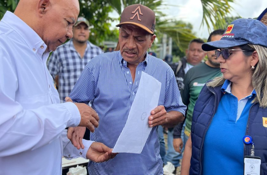 (VENEZUELA) GOBERNADOR REYES REYES Y ALCALDE JULIO GARCÉS ENTREGARON TÍTULOS DE PROPIEDAD AGRARIA y AYUDAS SOCIALES EN CRESPO