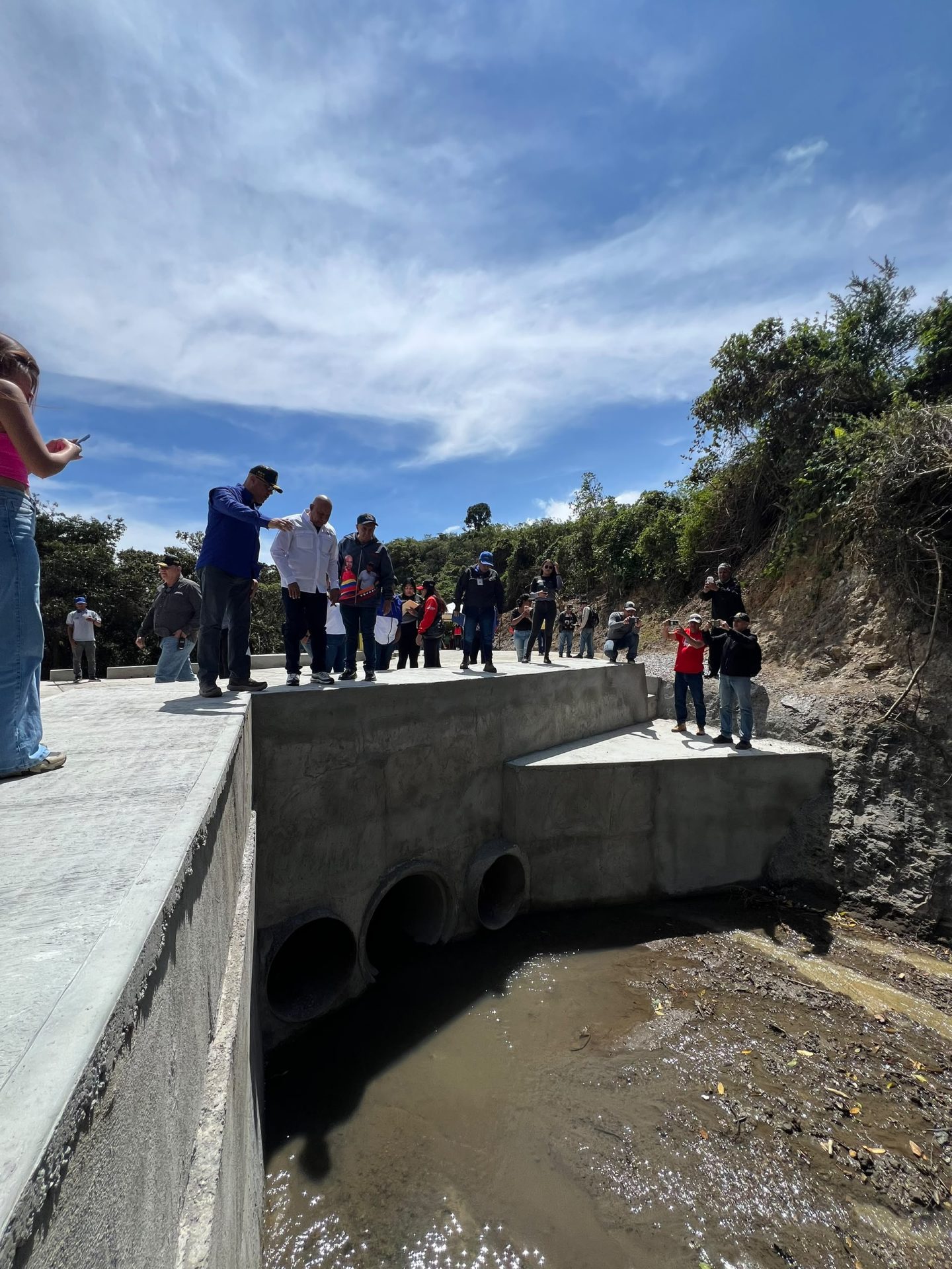 (VENEZUELA) GOBERNADOR REYES REYES ENTREGÓ OBRAS DE VIALIDAD E INFRAESTRUCTURAS EN HATO&hellip;
