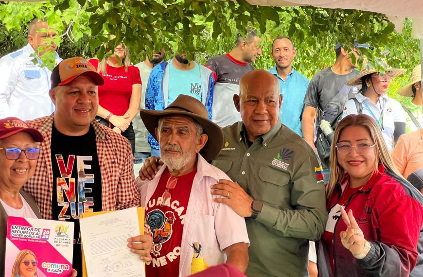 (VENEZUELA) COMUNA O NADA: GOBERNADOR DE LARA ACOMPAÑÓ AL MINISTRO DE COMUNAS A LA ENTREGA DE MÁS DE 180 MILLONES DE BOLÍVARES EN FINANCIAMIENTOS PARA EL PODER POPULAR