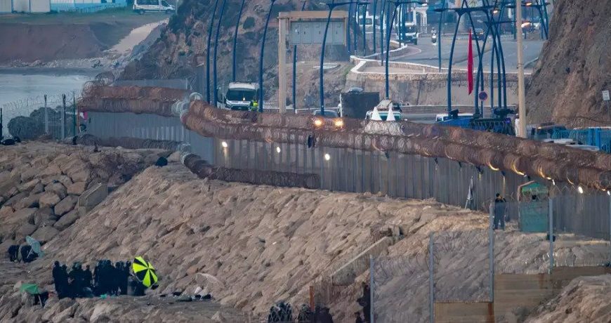 (MUNDO) ESPAÑA Y MARRUECOS REFUERZAN ESTRATEGIAS SE SEGURIDAD EN LA FRONTERA DE CEUTA