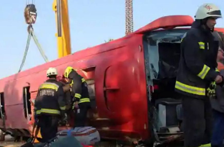 (HUNGRÍA) 12 FALLECIDOS LUEGO DE VOLCAR AUTOBÚS DE PEREGRINOS