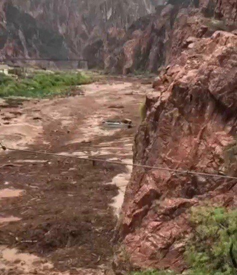 (EEUU) 20 PERSONAS ESTÁN DESAPARECIDAS LUEGO DE INUNDACIÓN REPENTINA EN EL GRAN…