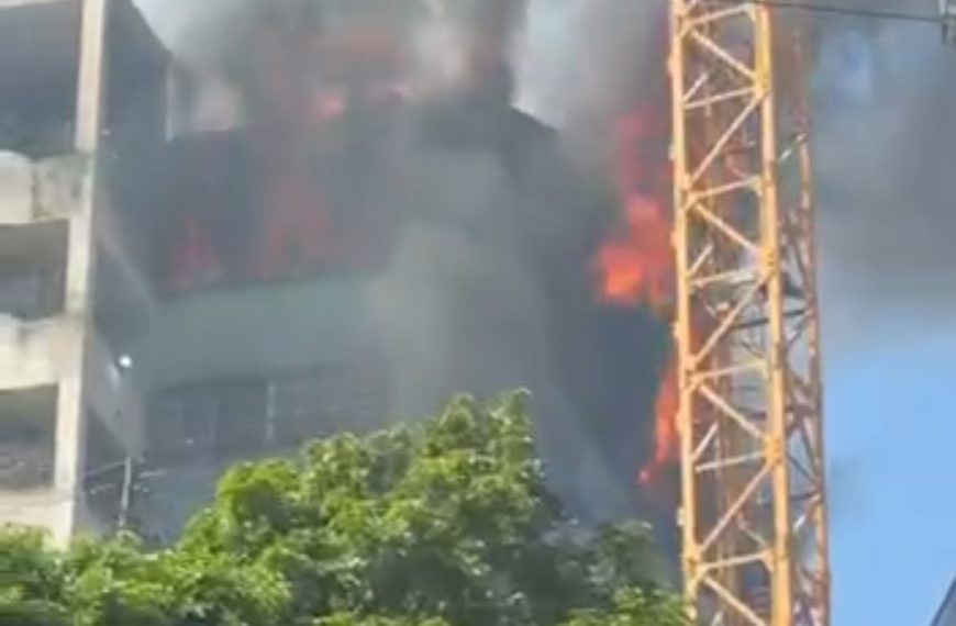 (VENEZUELA) BOMBEROS INTENTAN SOFOCAR INCENDIO EN UN EDIFICIO DE PALO VERDE (+VIDEO)